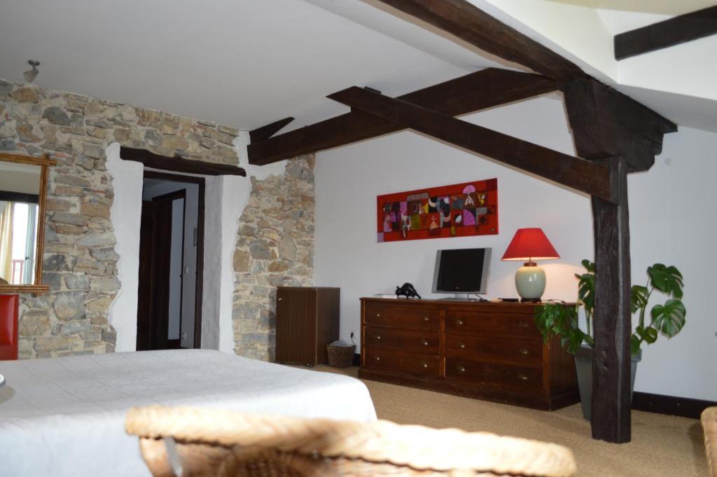 La Ferme Ostalapia Bed & Breakfast Ahetze Oda fotoğraf